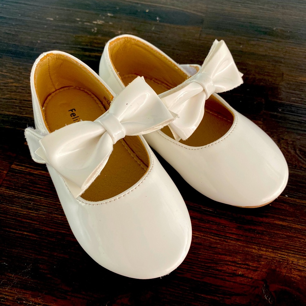 Toddler Mary Jane style shoes with bow.